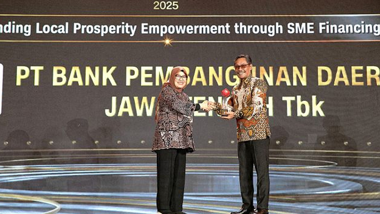 Sukses Dorong UMKM, Bank Jateng Jadi Pionir Pembiayaan di CNN Indonesia Awards 2025